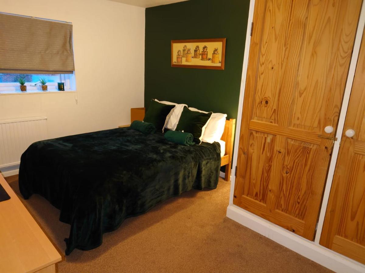 Lovely Rooms In A Quiet Place Of Woking Zewnętrze zdjęcie